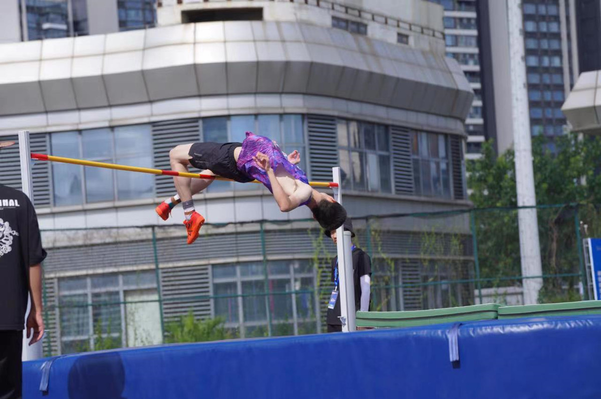 包含田径比赛现场一幕激动人心，精彩无限的词条