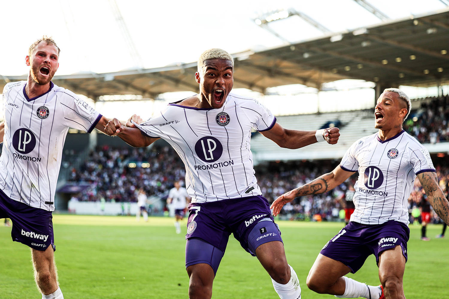 摩纳哥球迷在观看德甲比赛时完全沉浸在其中的简单介绍