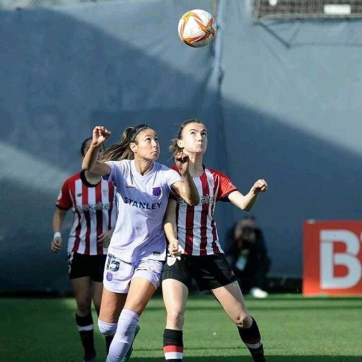 合影！巴萨CR女足高标赞赏西班牙家社会搭建厚重的简单介绍