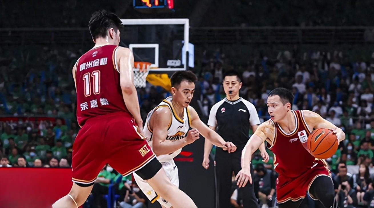 浙江男篮勇夺胜利，现场球迷爆发狂欢