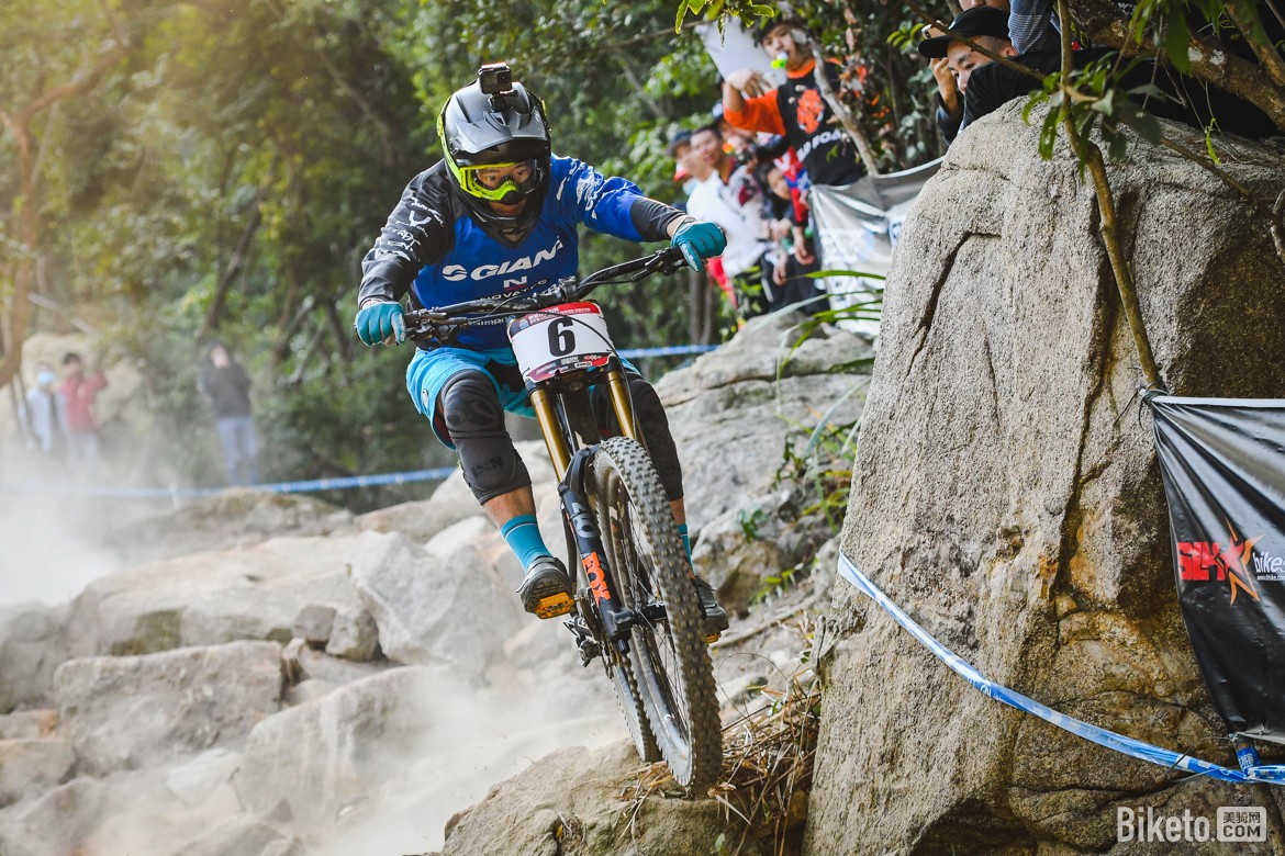 西班牙选手在自行车赛中奋勇夺冠，实力强劲