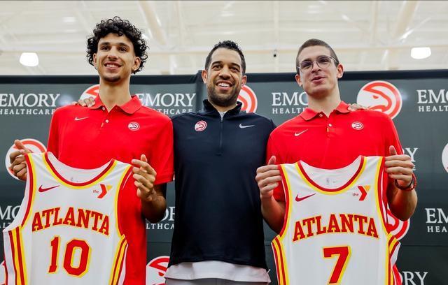 足球赛场上风云变幻，谁能笑到最后