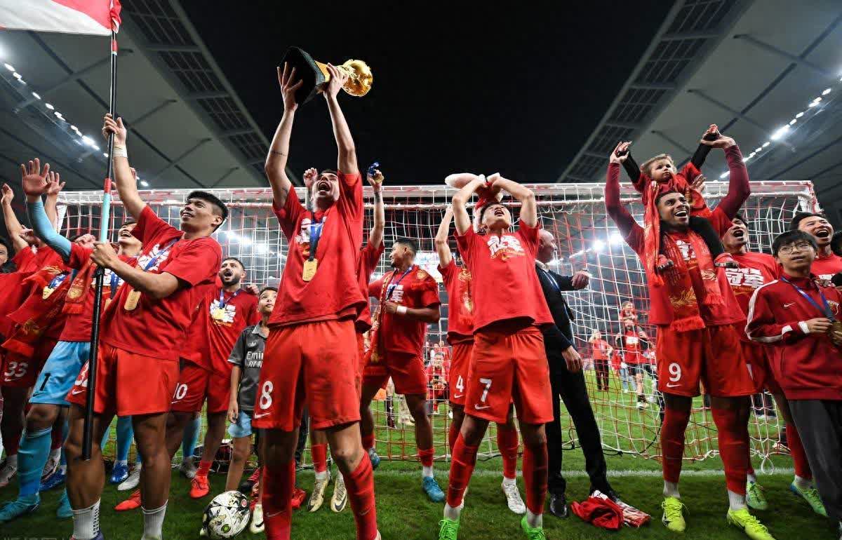 球队在比赛中的默契配合备受瞩目