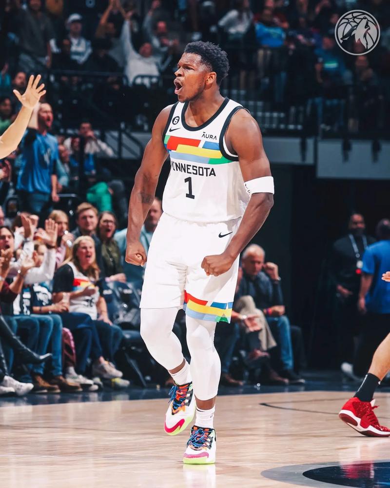 步行者队球员归队备战明尼苏达马刺队的简单介绍