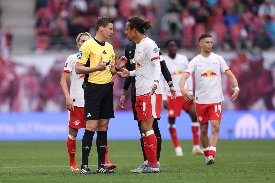 拜仁慕尼黑与法兰克福争夺胜利，火药味十足