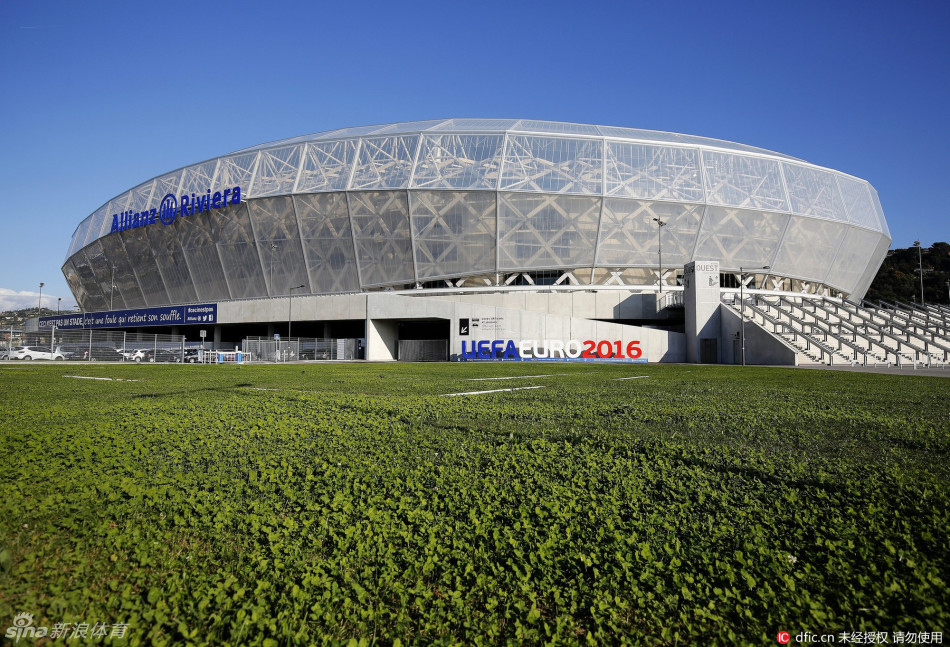 狂热球迷聚集在里维埃拉球场观看比赛