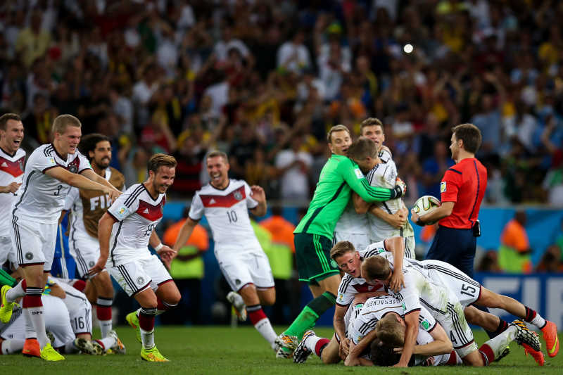 足球联赛场上的较量充满激情